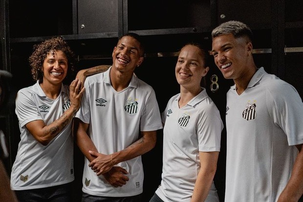 Cris Rozeira, Ângelo Gabriel, Ketlen Wiggers e Marcos Leonardo posam para foto com o novo uniforme da equipe (Foto: Reprodução / Instagram)