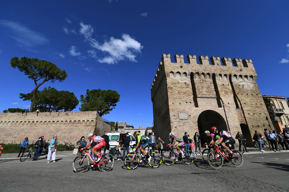 A cidade de Rimini, na Itália, já tem tradição em receber eventos esportivos. Como o Giro d'Italia, registrado na foto — Foto: Getty