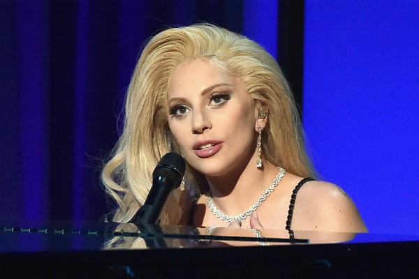 A cantora Lady Gaga durante sua apresentação no prêmio do Sindicato dos Diretores (Foto: Getty Images)