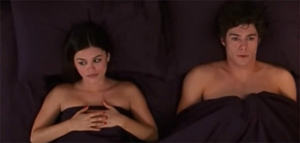 Rachel Bilson e Adam Brody em cena de ‘The O.C.’ (Foto: Reprodução)