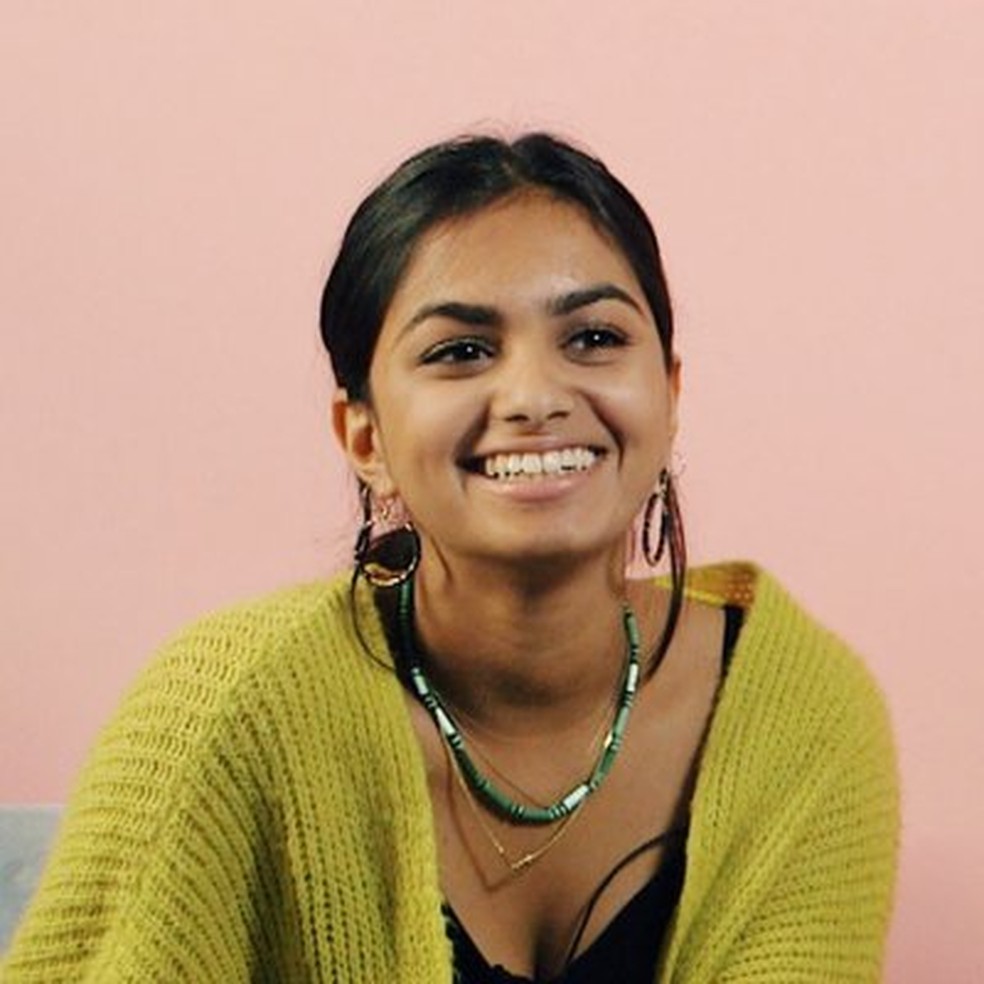 Amika George é uma adolescente que criou uma campanha mundial para a distribuição gratuita de absorventes para meninas de baixa renda — Foto: Reprodução/Twitter