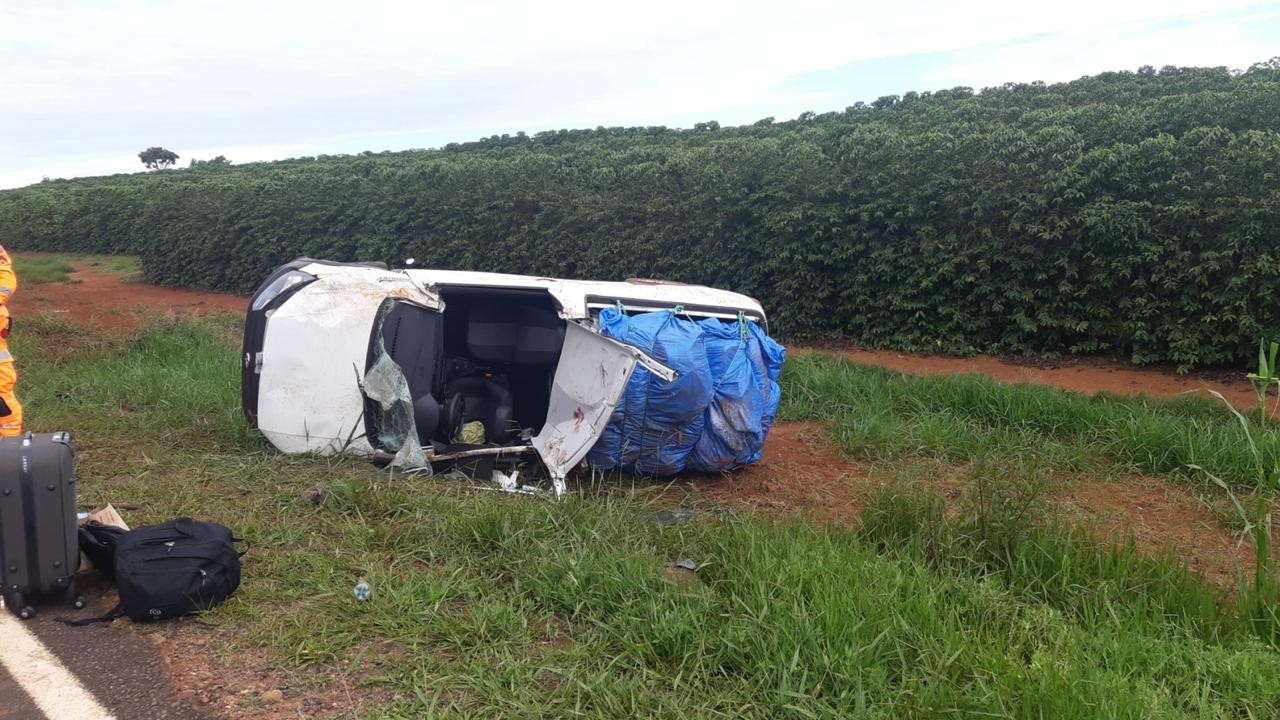 Homem fica ferido após capotamento de caminhonete na MG-413 em Araguari