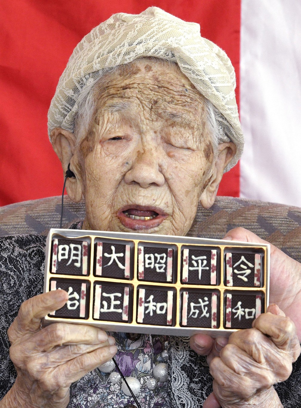 Considerada a mulher mais velha do mundo pelo livro dos recordes, a japonesa Kane Tanaka, de 116 anos, posa com chocolates que trazem o nome das eras japonesas. Tanaka nasceu durante a era Meiji, época de grande transformação no Japão. — Foto: Ryosuke Uematsu/Kyodo News via AP
