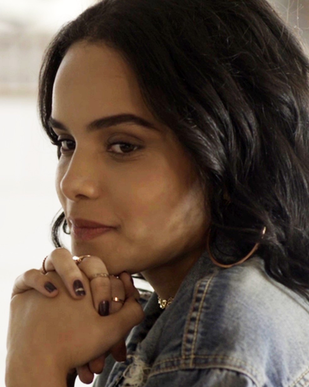K2 (Carol Macedo) procura Roney (Lucio Mauro Filho) em 'Malhação - Viva a Diferença' — Foto: Globo