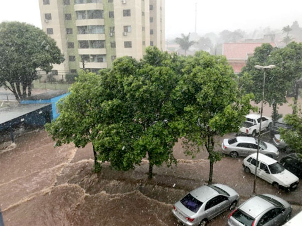 Vários carros acabaram atingidos e alguns acabaram com água em seu interior — Foto: Assis City/Divulgação