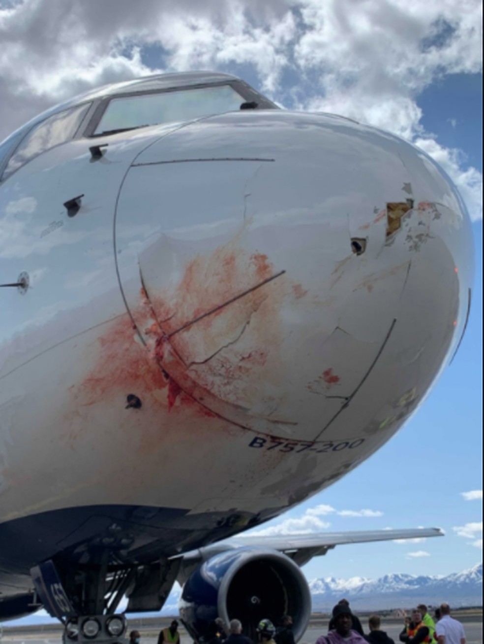 Avião do Utah Jazz precisou fazer um pouso forçado — Foto: SpencerJosephTV / FOX 13 Utah