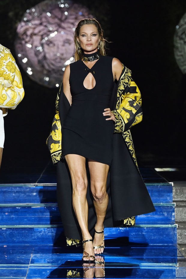 MILAN, ITALY - SEPTEMBER 26: Kate Moss walks the runway at the Versace special event during the Milan Fashion Week - Spring / Summer 2022 on September 26, 2021 in Milan, Italy. (Photo by Daniele Venturelli/Daniele Venturelli / Getty Images ) (Foto: Daniele Venturelli / Getty Image)