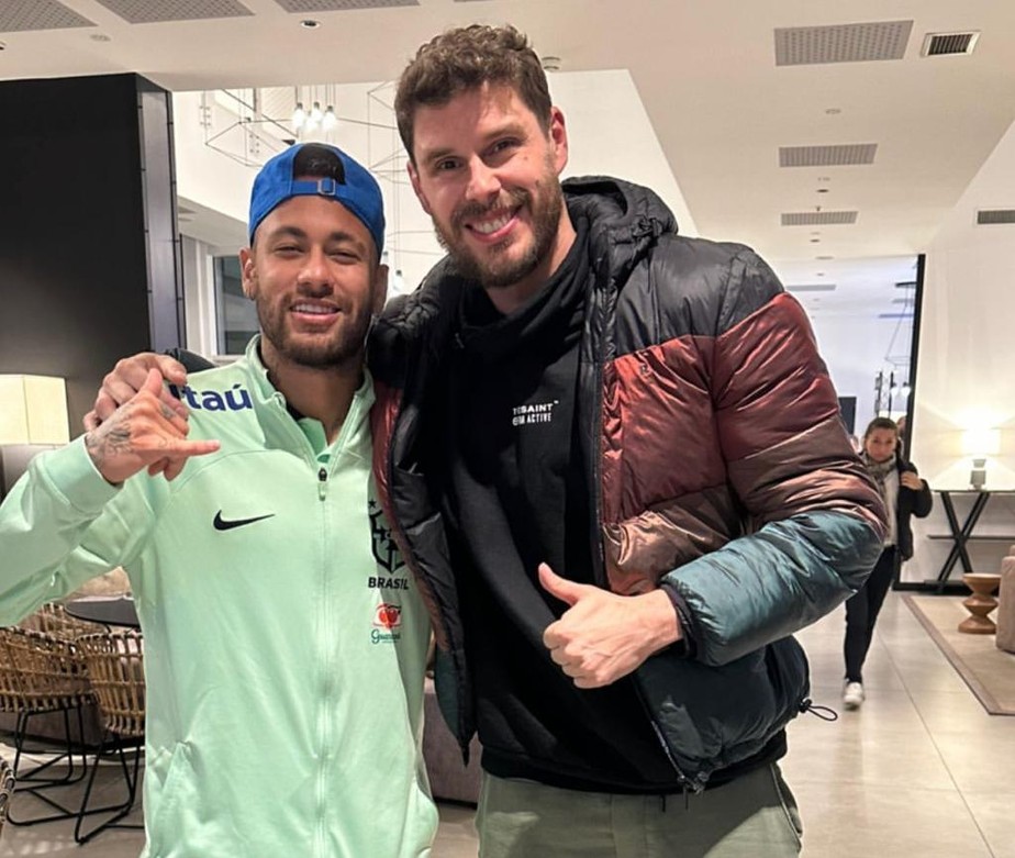 Neymar e Bruninho se encontram no hall de hotel em que a seleção brasileira está hospedada em Turim