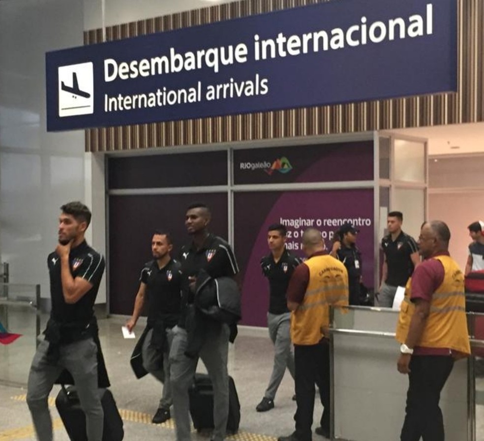 Delega&ccedil;&atilde;o da LDU desembarca no Rio de Janeiro &mdash; Foto: Fred Huber
