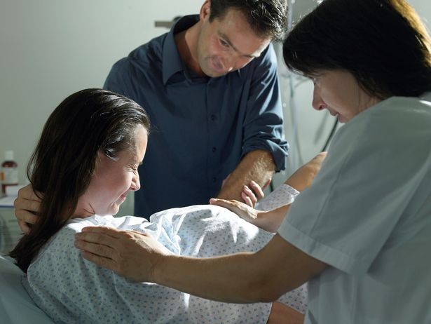 Marido insiste em levar sogra para sala de parto e deixa mãe do bebê furiosa (Foto: Reprodução/Getty Images)