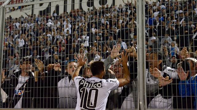 Matheus Vargas comemora o gol com a galera no alambrado