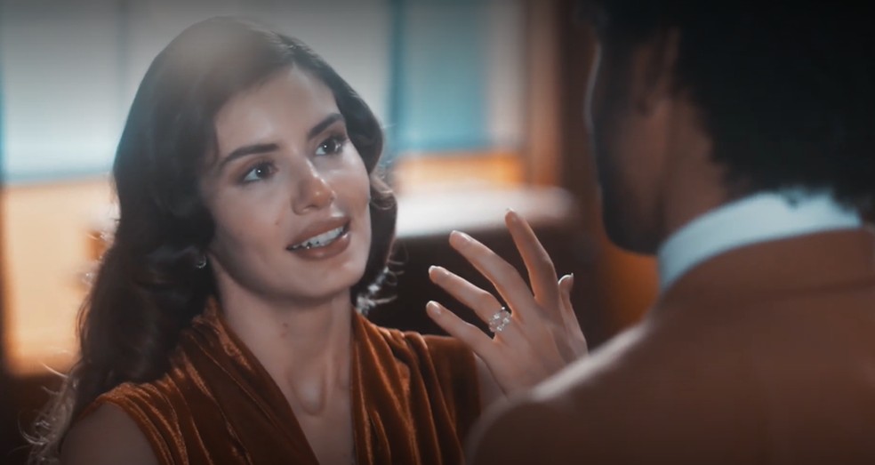 Em Amor Perfeito, Marê (Camila Queiroz) comenta com Orlando (Diogo Almeida) que contato com Marcelino (Levi Asaf) tem lhe feito muito bem — Foto: TV Globo