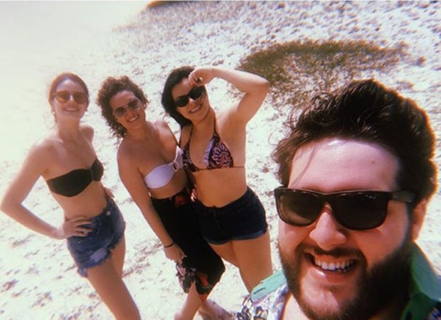 Acompanhado da irmã e da namorada, Felipe Hintze encontrou Camila Queiroz na quinta-feira (23) (Foto: Reprodução/Instagram)