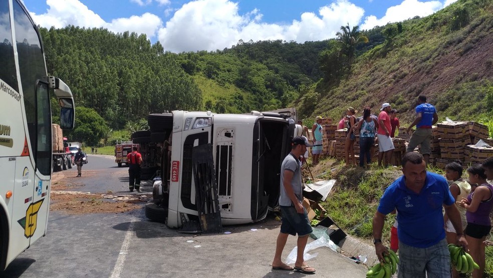 Carga foi saqueada após o acidente (Foto: Corpo de Bombeiros/Divulgação)