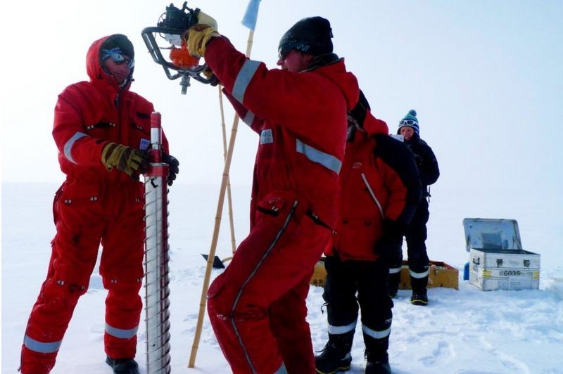 Cientistas perfurando amostras de gelo na Antártida para ver até onde a contaminação por PFAS chegou (Foto: PFAS via BBC News)