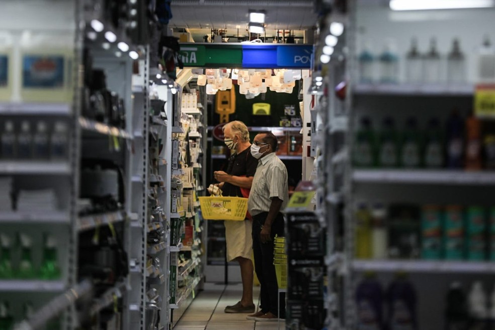 Clientes e vendedores devem usar m&aacute;scaras no com&eacute;rcio em Florian&oacute;polis &mdash; Foto: Diorgenes Pandini/NSC