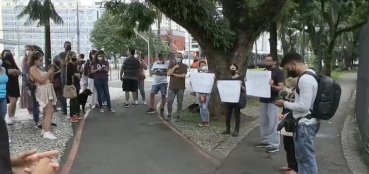 Familiares e amigos de professor espancado em Curitiba protestam contra violência