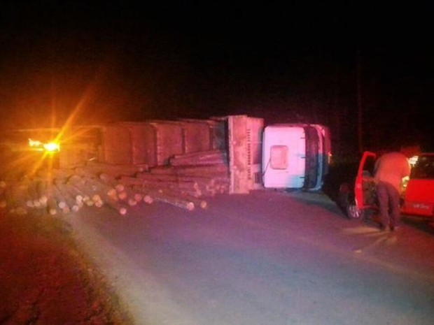 Caminhão bitrem com madeira  tombou em rodovia de Buri (Foto: Divulgação/Buri Conectado)