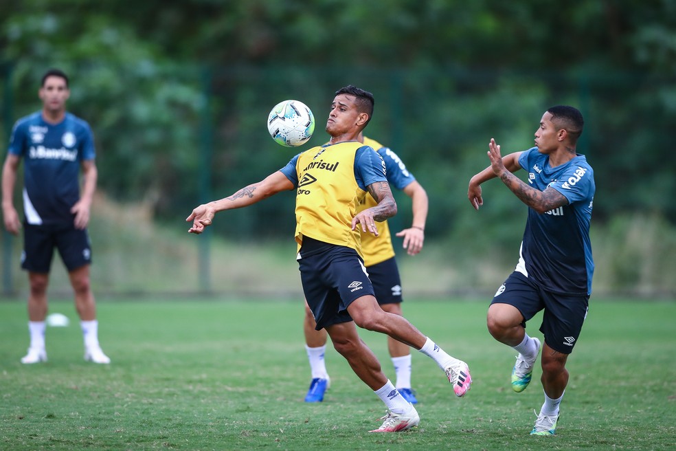 Meia-atacante amplia opções de Renato para o ataque com estilo aguerrido