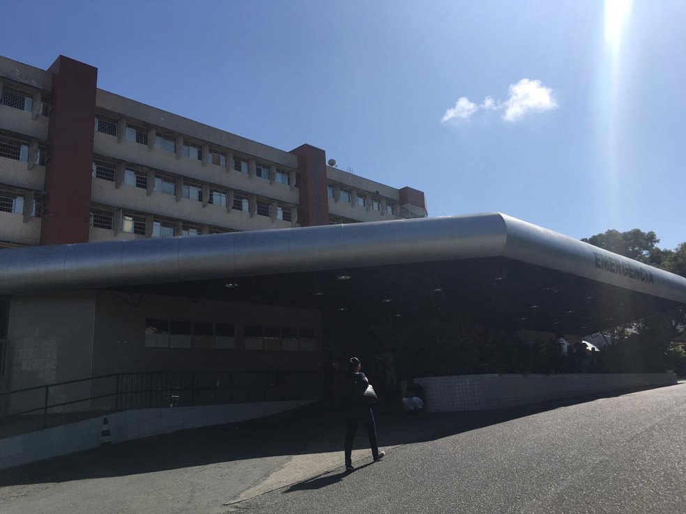 Suspeito foi levado para o Hospital Geral do Estado (HGE), mas nÃ£o resistiu â Foto: JoÃ£o Souza/G1