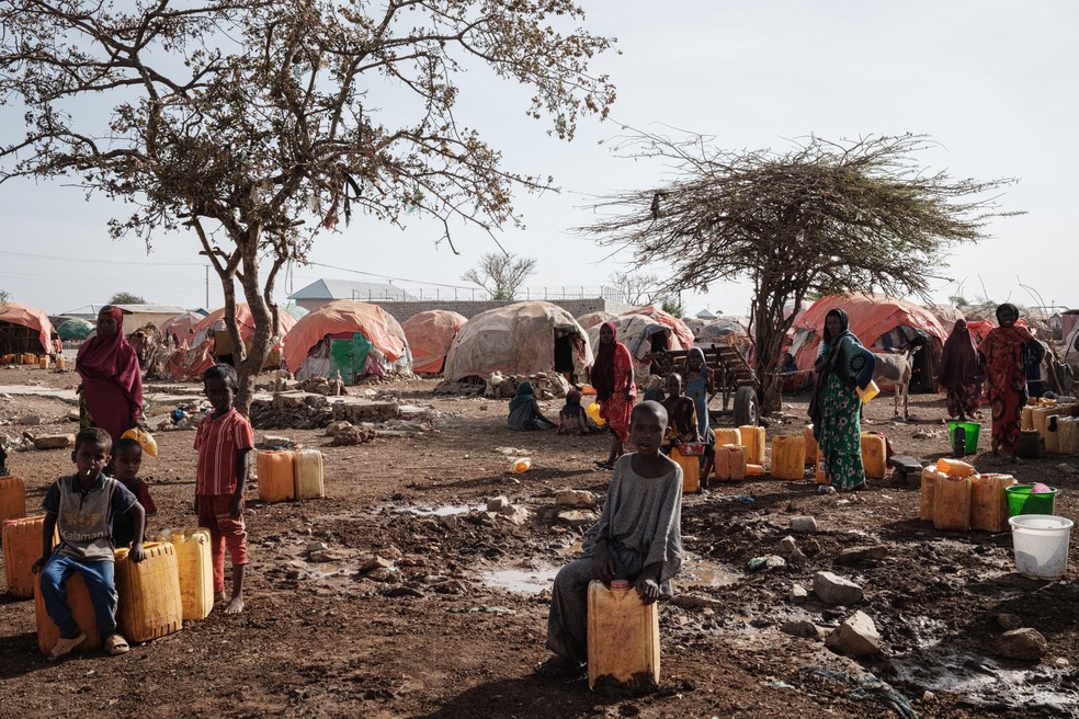 Campo de refugiados por conta do avanço da filial da Al Qaeda na Somália, na região de Baidoa, na Somália, em fevereiro de 2022. — Foto: Yasuyoshi Chiba / AFP