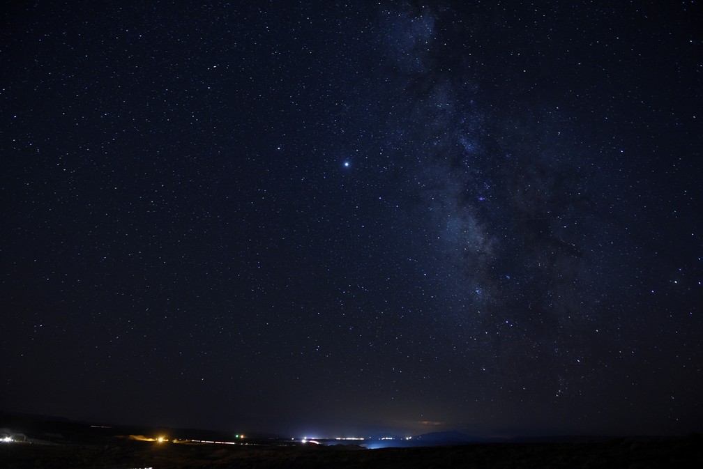 Estrelas e a Via Láctea são vistas no território da nação Navajo em Hidden Springs, Arizona, nos EUA — Foto: Stephanie Keith/Reuters