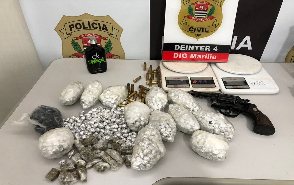 Polícia ainda encontrou 82 porções de cocaína e 20 porções de maconha — Foto: Polícia Civil/Divulgação