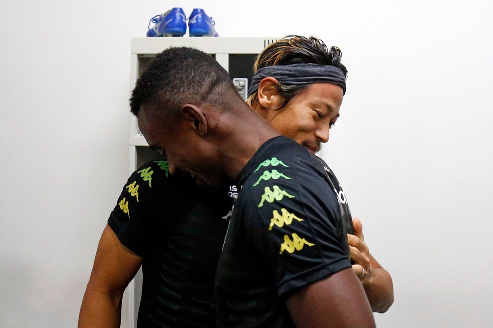 Cumprimento de Honda e Kalou ainda será somente nos treinos; marfinense não foi relacionado — Foto: Vitor Silva/Botafogo