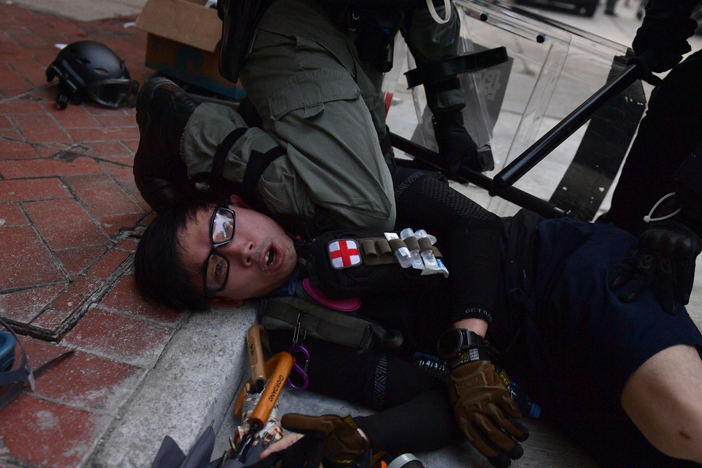 Polícia prende manifestante durante protesto em Hong Kong, nesta terça-feira (1º)  — Foto: Nicolas Asfouri / AFP