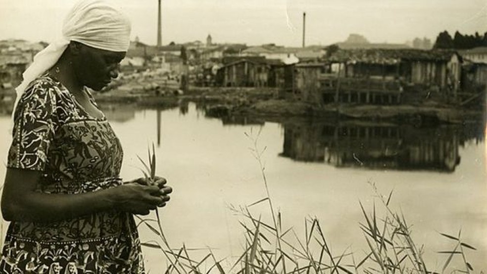 Carolina Maria de Jesus em 1958 na favela do Canindé, às margens do rio Tietê, onde viveu até lançar 'Quarto de Despejo' — Foto: Divulgação