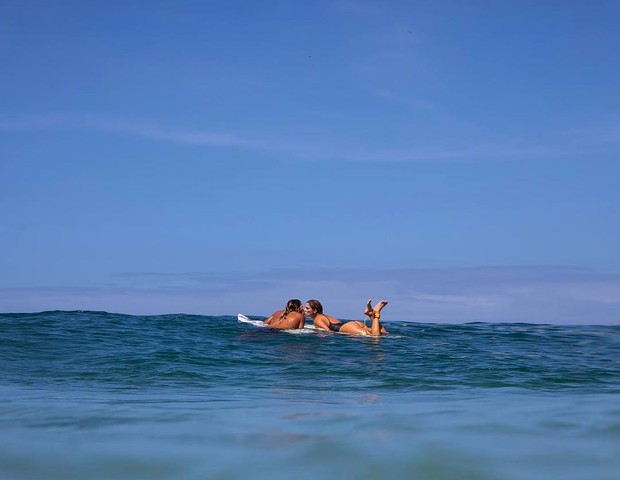 Isabella Santoni surfa com namorado (Foto: Fabio Minduim)