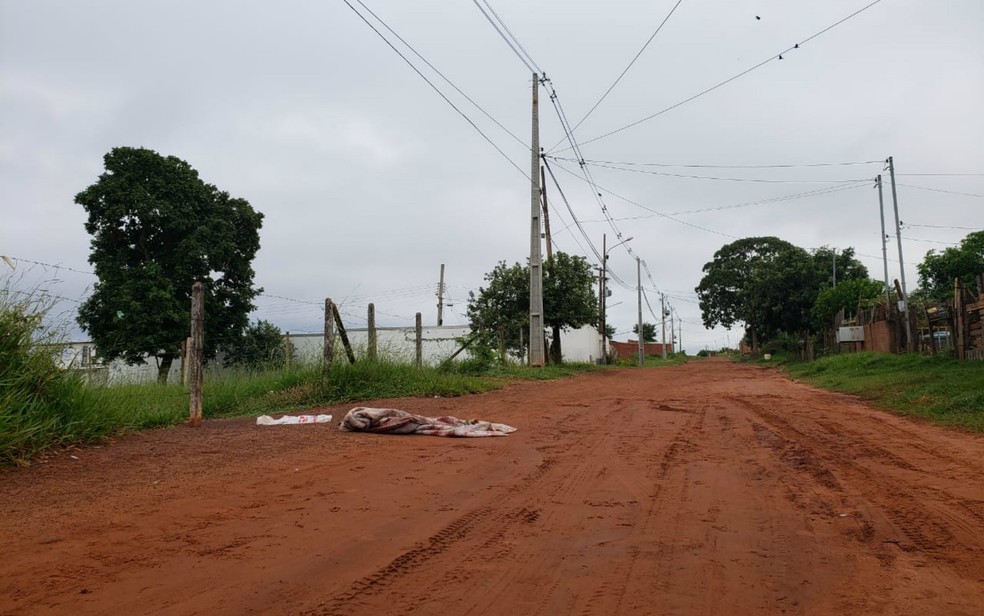 Edredom onde estava o corpo encontrado na madrugada deste domingo (20) em estrada pr&Atilde;&sup3;xima as Moreninhas, em Campo Grande (MS) &acirc;?? Foto: Fabiano Arruda/TV Morena