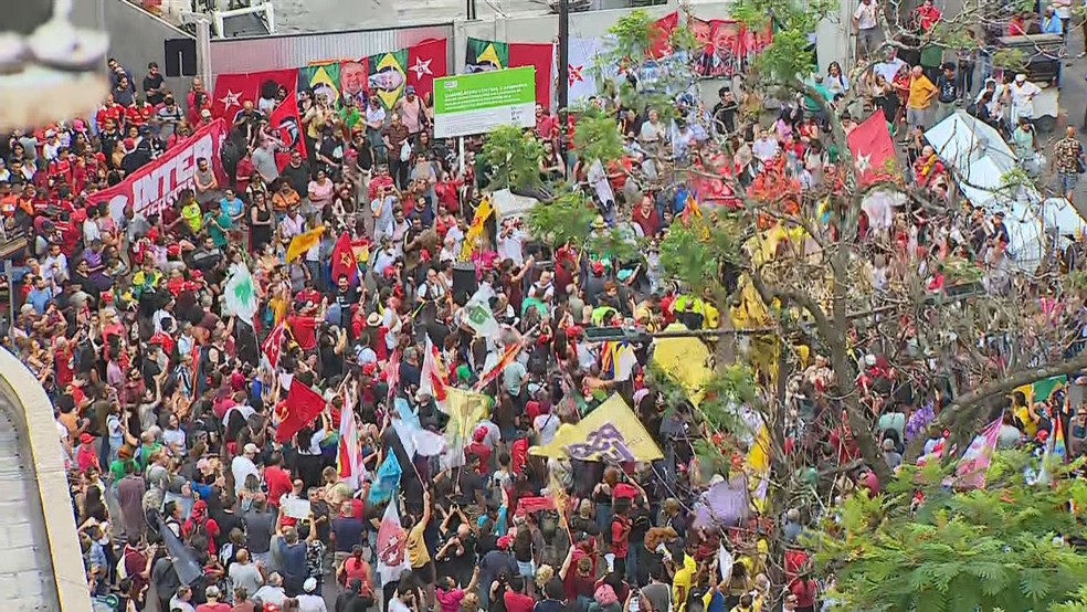 Ato em defesa da democracia em Porto Alegre &mdash; Foto: Reprodu&ccedil;&atilde;o/RBS TV