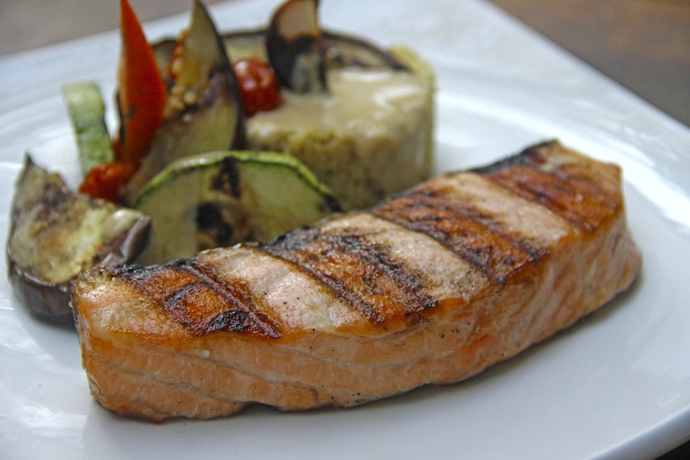 Salmão com legumes do restaurante Caminito Parrilla, de Brasília — Foto: Caminito Parrilla/Divulgação