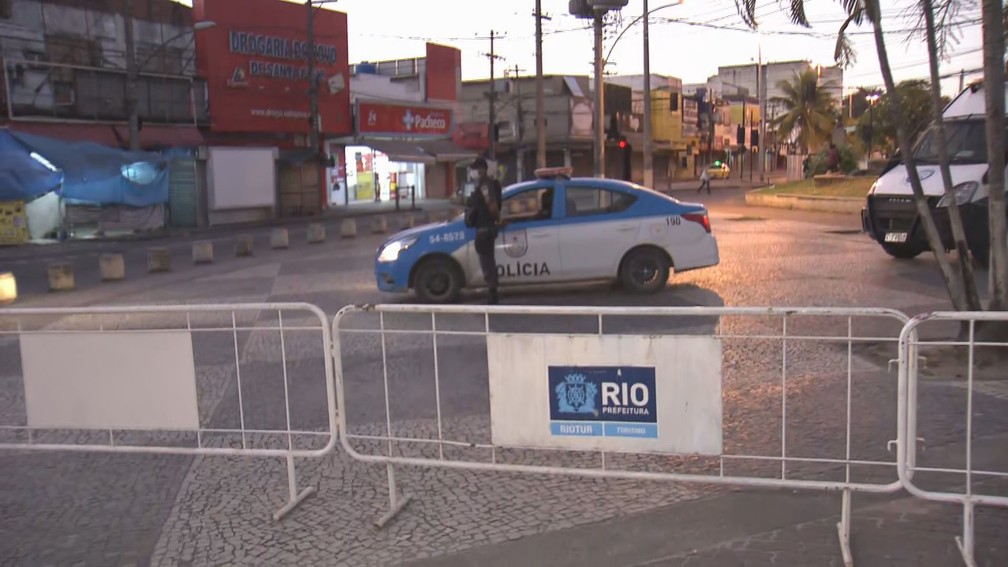 Barreiras em Santa Cruz — Foto: Reprodução/TV Globo