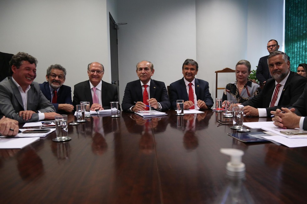 Senador Marcelo Castro, MDB, recebe o vice-presidente Geraldo Alckmin e integrantes do PT para discussão do orçamento 2023 do futuro governo Lula, na cidade de Brasília, DF, nesta quinta-feira, 03. — Foto: FáTIMA MEIRA/FUTURA PRESS/FUTURA PRESS/ESTADÃO CONTEÚDO