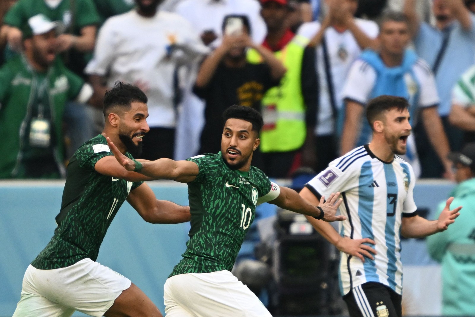 O meio-campista da Arábia Saudita, Salem Al-Dawsari, comemora depois de marcar o segundo gol da equipe  — Foto: Kirill KUDRYAVTSEV / AFP