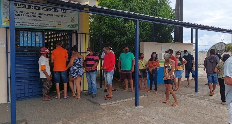 Filas nas seções eleitorais de Coari, neste domingo — Foto: Arquipo Góes/Rede Amazônica