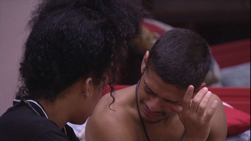 Gabriel Santana chora ao falar de seus sentimentos no BBB 23 (Foto: Reprodução/Globoplay)