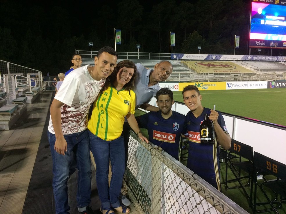 Família Gorne na área: o pai Cesar, a mãe Janaina e o irmão Vitor (Foto: Divulgação / North Carolina)