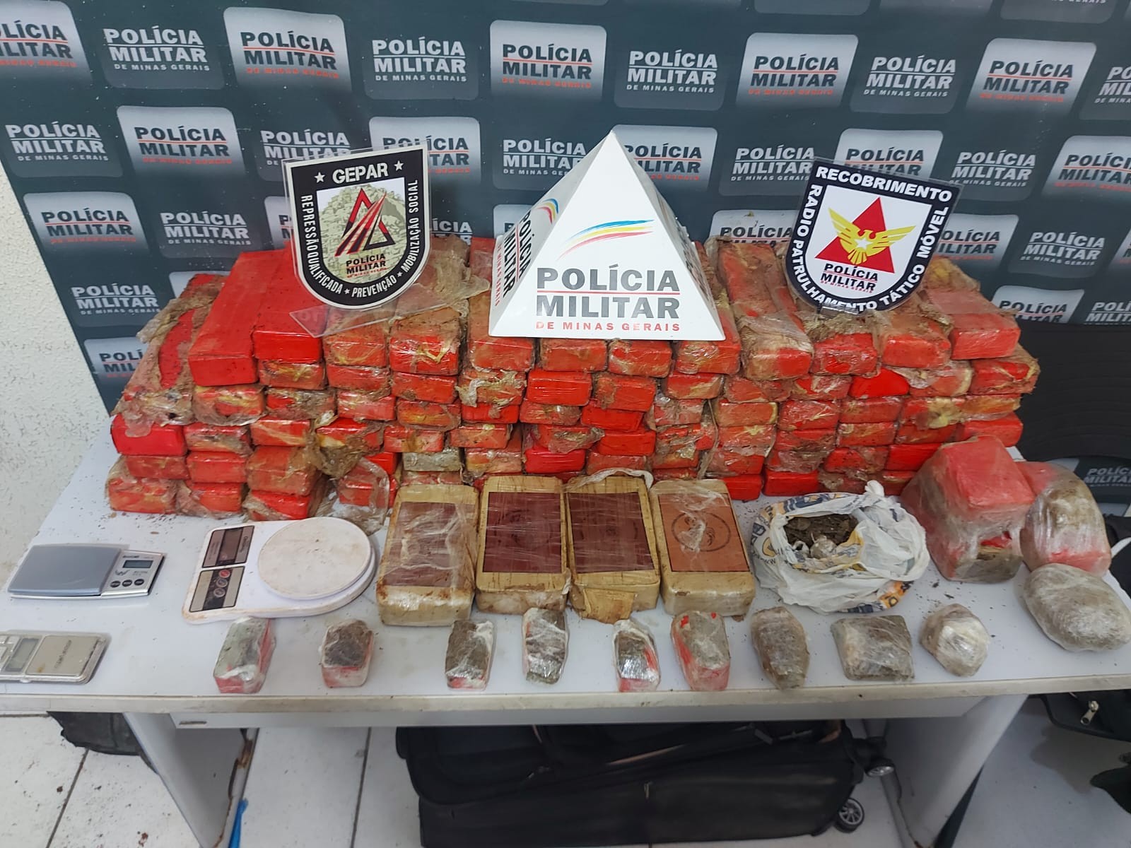 PM apreende 80 quilos de maconha e cinco de pasta base de cocaína enterrados em lote vago de Governador Valadares