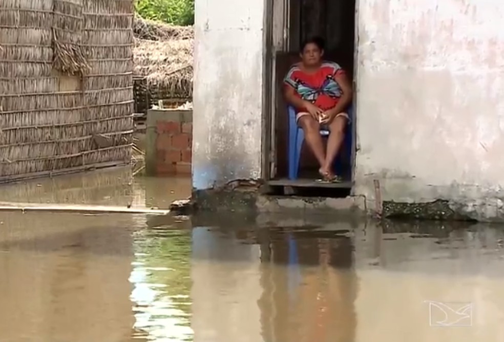 Famílias estão isoladas após enchente — Foto: Reprodução/TV Mirante