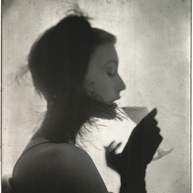 Drinking Girl (Mary Jane Russell), de 1949.  (Foto: © The Irving Penn Foundation, © Condè Nast Publications, Inc e Irving Penn)