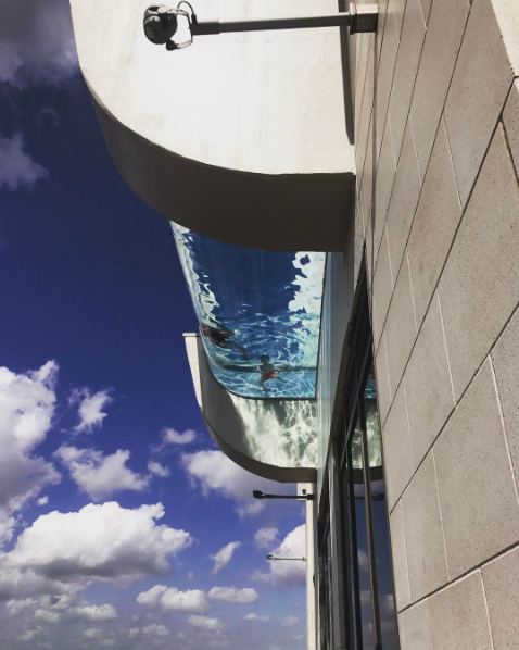 piscina-com-chao-de-vidro-market-square-tower-pool (Foto: Instagram/Market Square Tower)