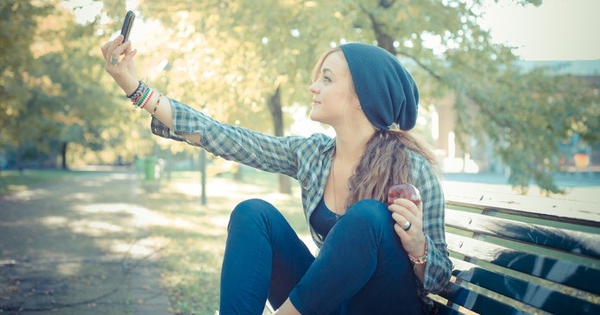 Lista Traz Dicas Para Tirar Selfie Perfeito Com A Camera Do Celular Dicas E Tutoriais Techtudo Uma das coisas que mais geram dúvidas antes de postarmos uma foto, é a legenda. lista traz dicas para tirar selfie