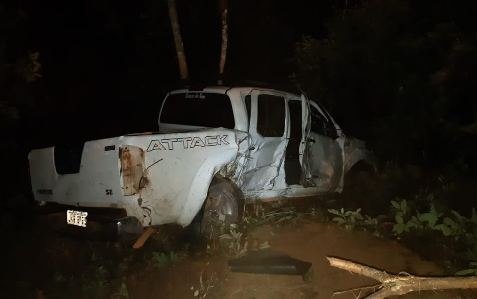 Veículo usado por ladrões em fuga fica danificado após colisão na BR-070, em Águas Lindas de Goiás — Foto: Divulgação/PRF