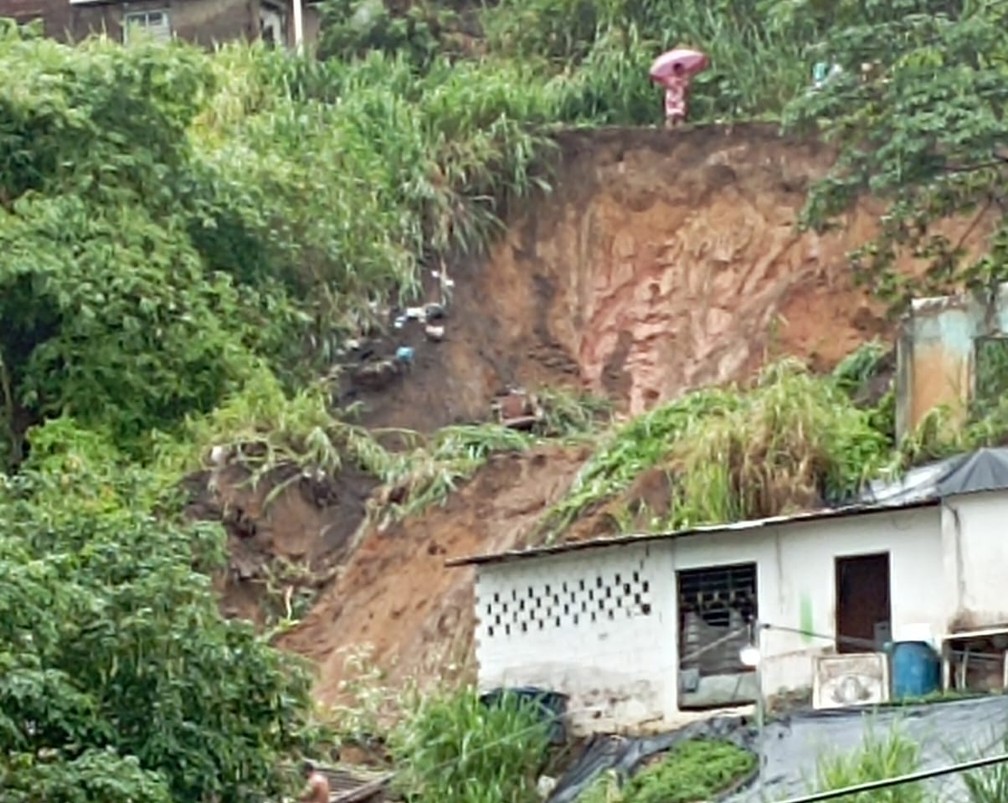 Barreira deslizou sobre casa no bairro de Águas Compridas, em Olinda — Foto: Reprodução/WhatsApp