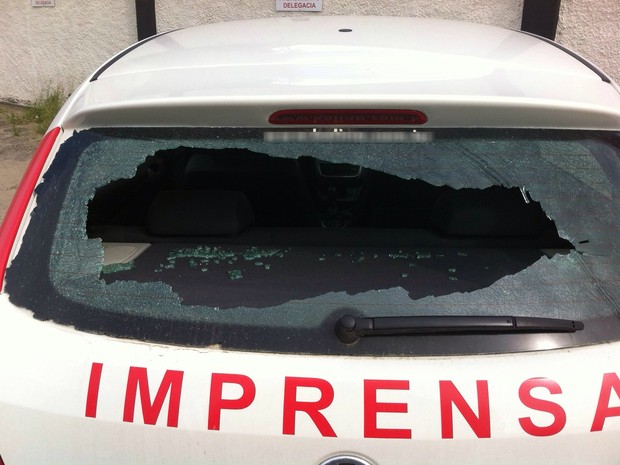 Carro de jornal estava vazio quando foi alvejado por tiros em Criciúma (Foto: Talise Freitas/Divulgação)