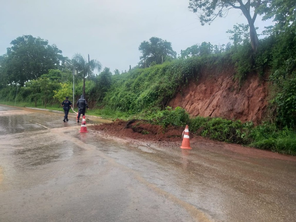 Chuva faz parte de barranco desmoronar em Santa Rita do Sapucaí (MG) — Foto: Divulgação/Guarda Civil