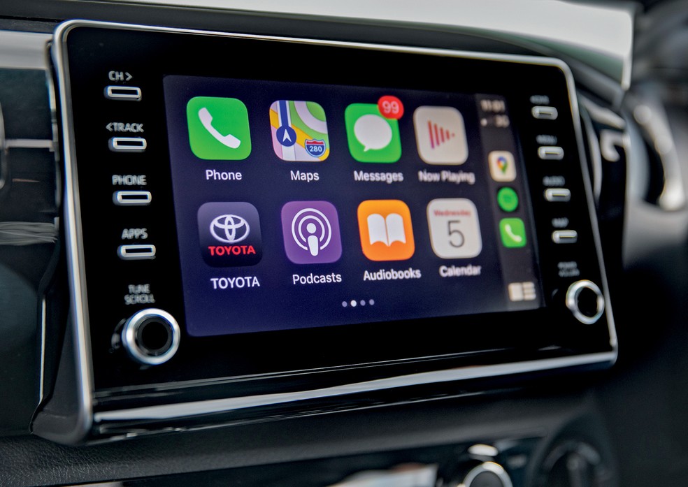 Toyota Hilux - A nova central multimídia ficou melhor e agora tem espelhamento com smartphones — Foto: Divulgação